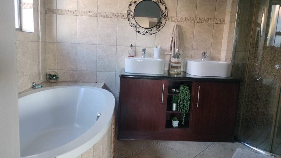 To Let 4 Bedroom Property for Rent in Safari Gardens North West